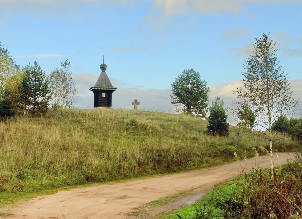 Новинка (Стерженский погост). Часовня Германа Столобенского. общий вид в ландшафте