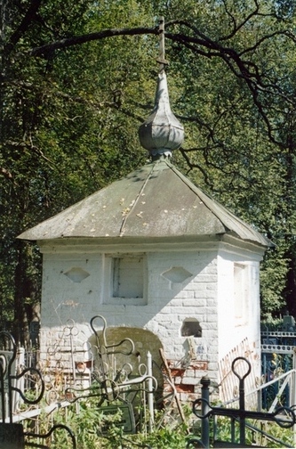 Нагуево. Неизвестная часовня. фасады, часовня стоящая недалеко от церкви ,на кладбище.западный фасад.