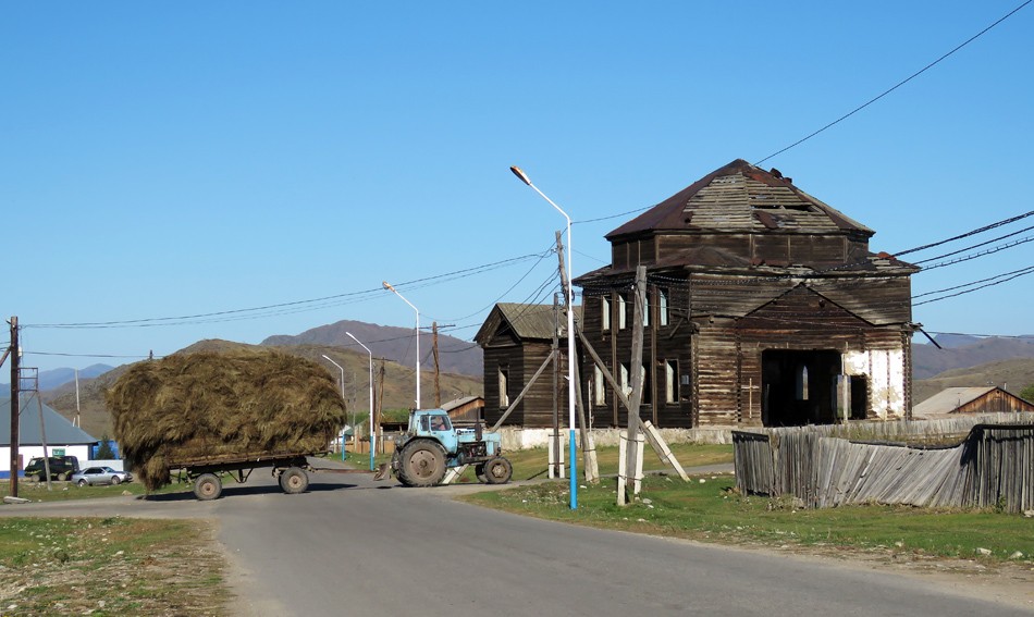 Катон-Карагай (Алтайская). Церковь Покрова Пресвятой Богородицы. общий вид в ландшафте