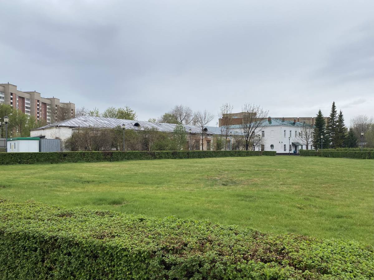 Справа келейный корпус, фасады. Усть-Каменогорский Троицкий монастырь, Усть-Каменогорск (Восточно-Казахстанская область, Казахстан)