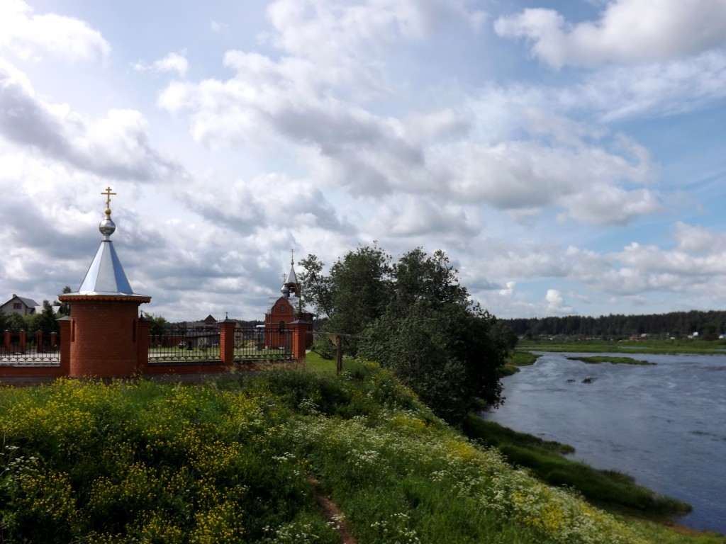 Церковь Всех Санкт-Петербургских Святых, Кингисепп (Кингисеппский район, Ленинградская область). общий вид в ландшафте