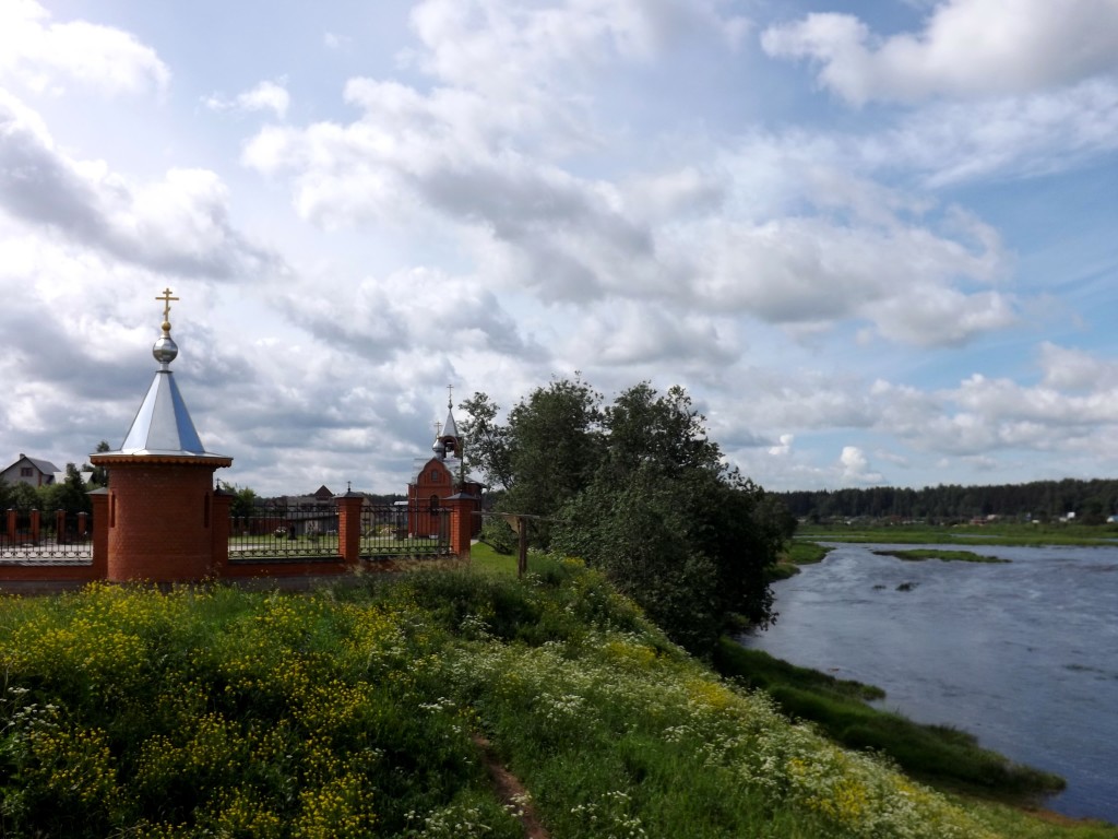 Кингисепп. Церковь Всех Санкт-Петербургских Святых. общий вид в ландшафте