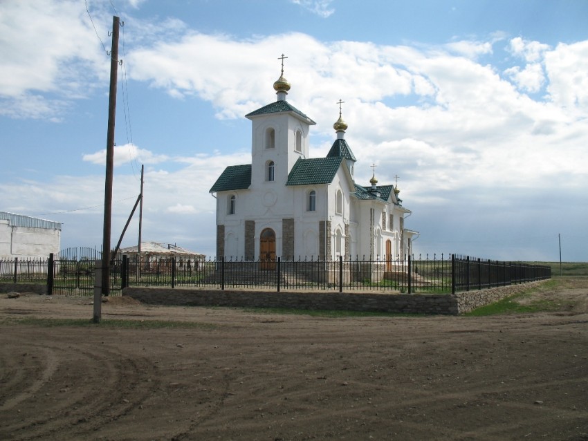 Митрофановка. Церковь Петра и Павла. общий вид в ландшафте