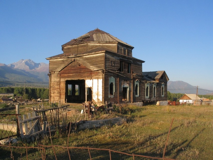 Катон-Карагай (Алтайская). Церковь Покрова Пресвятой Богородицы. общий вид в ландшафте