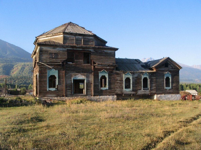 Катон-Карагай (Алтайская). Церковь Покрова Пресвятой Богородицы. общий вид в ландшафте