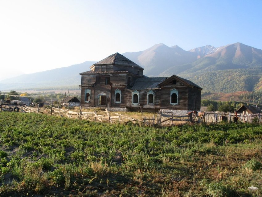 Катон-Карагай (Алтайская). Церковь Покрова Пресвятой Богородицы. общий вид в ландшафте