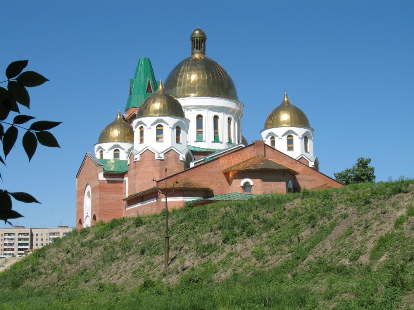 Кафедральный собор Андрея Первозванного, Усть-Каменогорск (Восточно-Казахстанская область, Казахстан). документальные фотографии, Завершающая стадия строительства. Вид на собор со стороны остатков вала Усть-Каменогорской крепости.