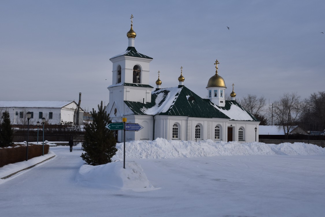 Усть-Каменогорск. Усть-Каменогорский Троицкий монастырь. Церковь Троицы Живоначальной. общий вид в ландшафте, Вид со стороны мужского монастыря