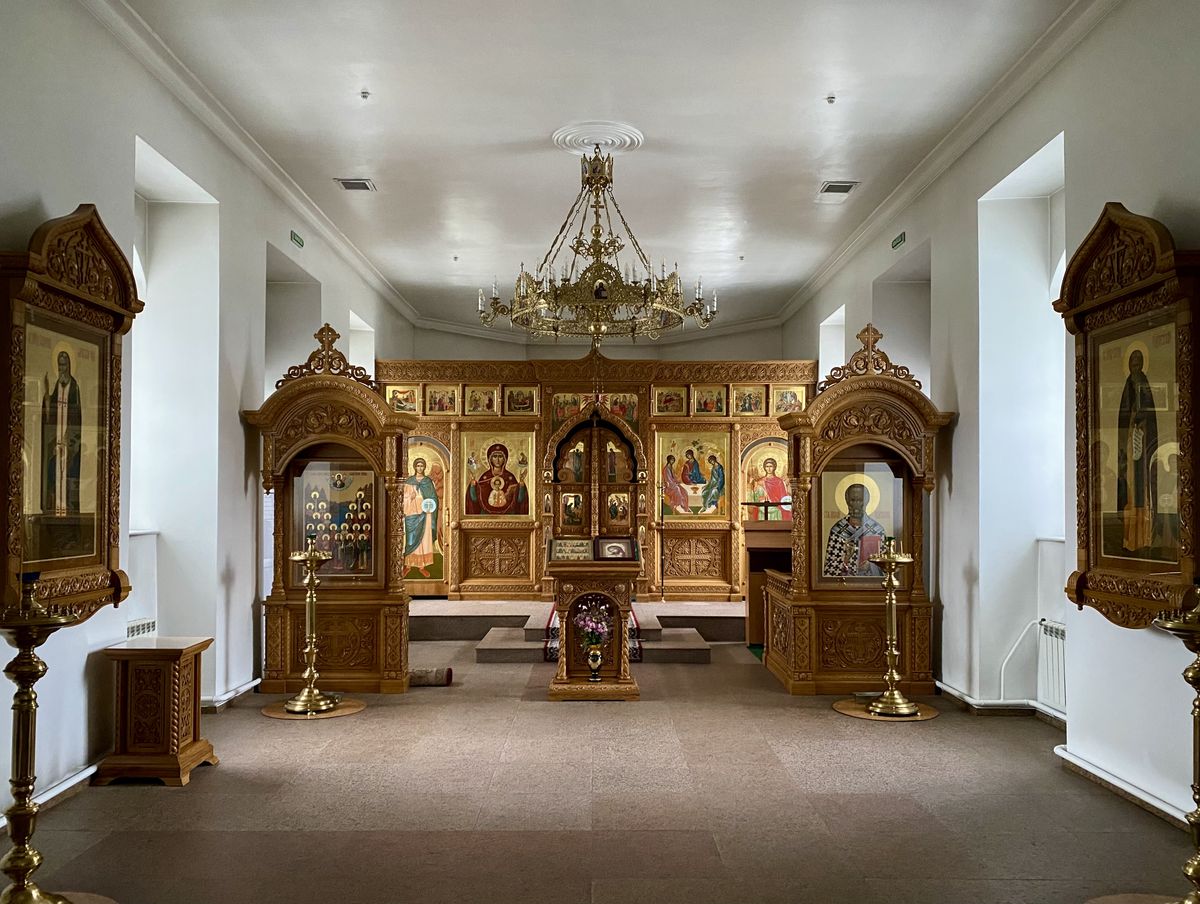 Интерьер главного объёма, интерьер и убранство. Усть-Каменогорский Троицкий монастырь. Церковь Троицы Живоначальной, Усть-Каменогорск (Восточно-Казахстанская область, Казахстан)