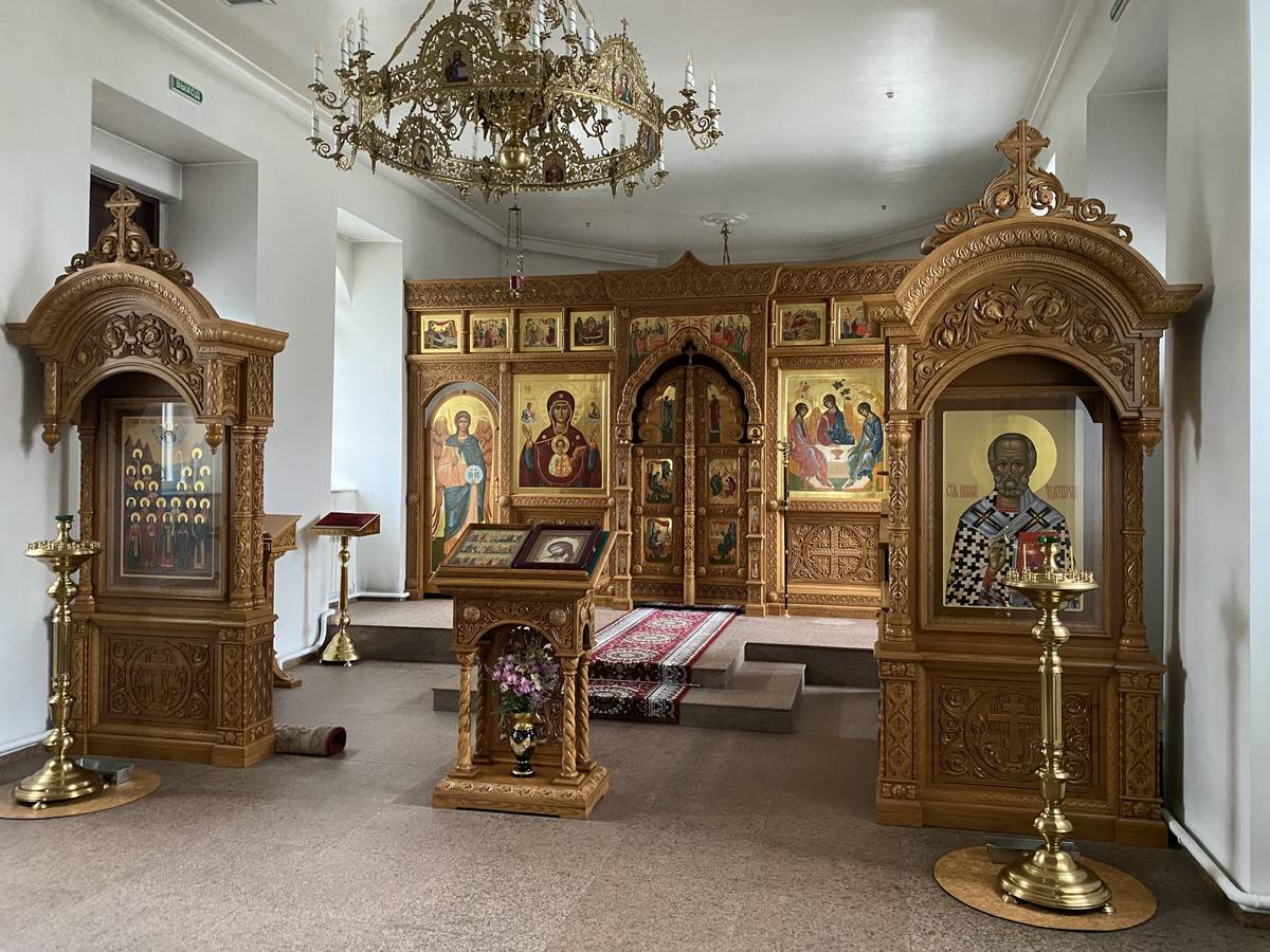 Главный иконостас, интерьер и убранство. Усть-Каменогорский Троицкий монастырь. Церковь Троицы Живоначальной, Усть-Каменогорск (Восточно-Казахстанская область, Казахстан)