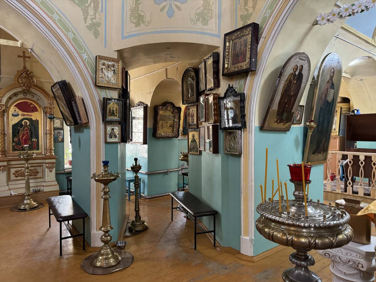 Церковь Петра и Павла, Чёрный Яр (Черноярский район, Астраханская область). интерьер и убранство, Оригинальная черта внутренней планировки - функционально мало оправданные проёмы в малых (диагональных) гранях восьмерика