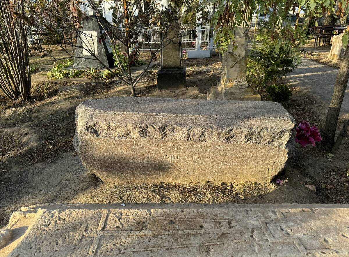 Церковь Петра и Павла, Чёрный Яр (Черноярский район, Астраханская область). дополнительная информация, Надгробие храмоздателя, купца Алексея Алексеевича Шаповалова, на кладбище при церкви