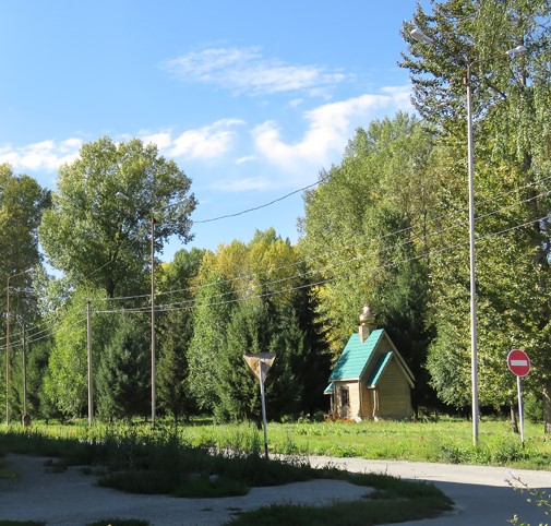 Алтай (Зыряновск). Часовня Сергия Радонежского. общий вид в ландшафте