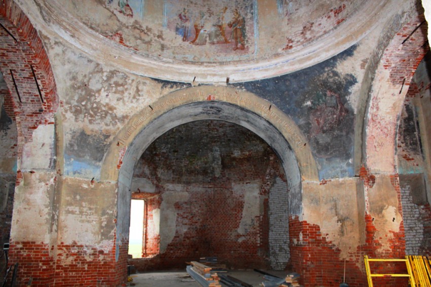 Церковь Михаила Архангела, Фетиньино (Перемышльский район, Калужская область). интерьер и убранство, Восточный фасад основного объема храма в интерьере