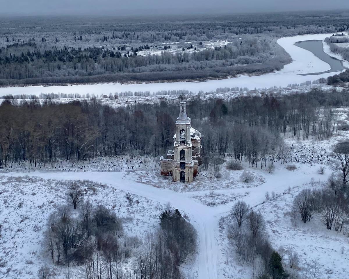 Вид с запада, общий вид в ландшафте. Церковь Преображения Господня, Подвигалиха (Мантуровский район, Костромская область)