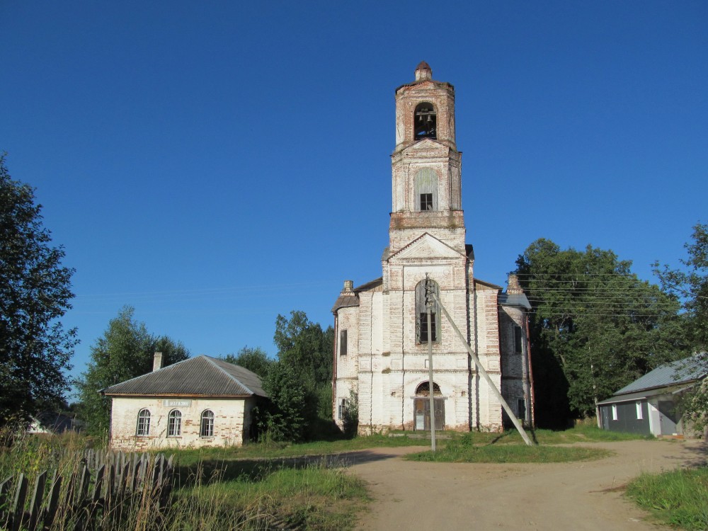 Церковь Илии Пророка, Кобыльск (Кичменгско-Городецкий район, Вологодская область). фасады, Церковь и бывшая церковная сторожка