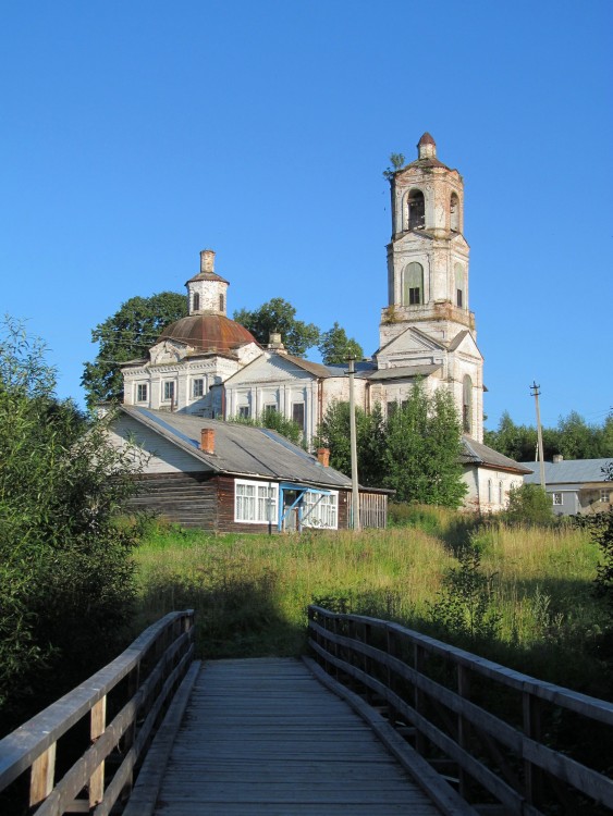 Церковь Илии Пророка, Кобыльск (Кичменгско-Городецкий район, Вологодская область). фасады, Вид от пешеходного мостика