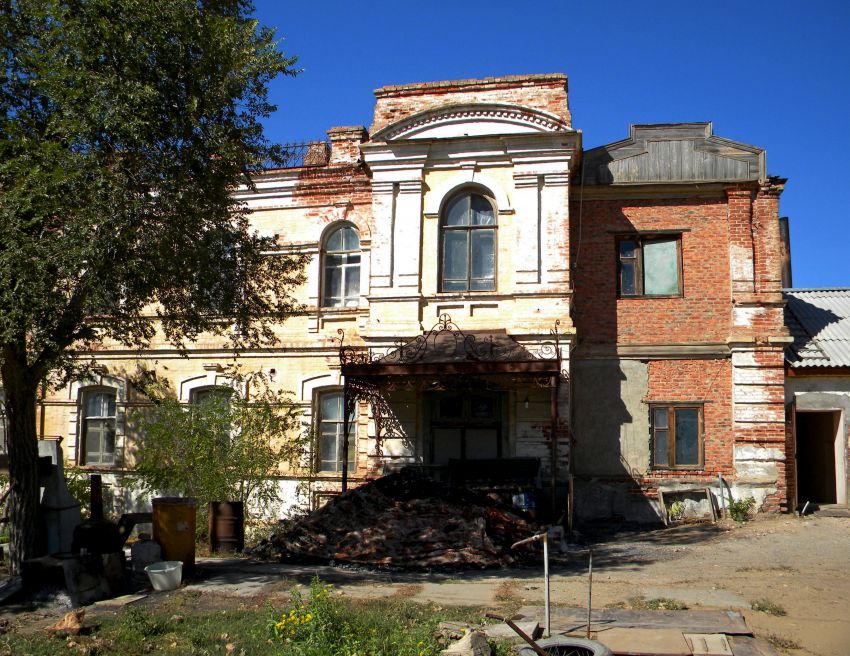 Церковь Николая Чудотворца, Чуркин (Володарский район, Астраханская область). общий вид в ландшафте, Несколько заброшенных каменных зданий. Это все что осталось от некогда знаменитой Высокогорской Успенско-Николаевской Чуркинской пустыни
