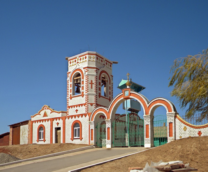 Разино. Церковь Александра Невского. общий вид в ландшафте, Ворота и недостроенная колокольня