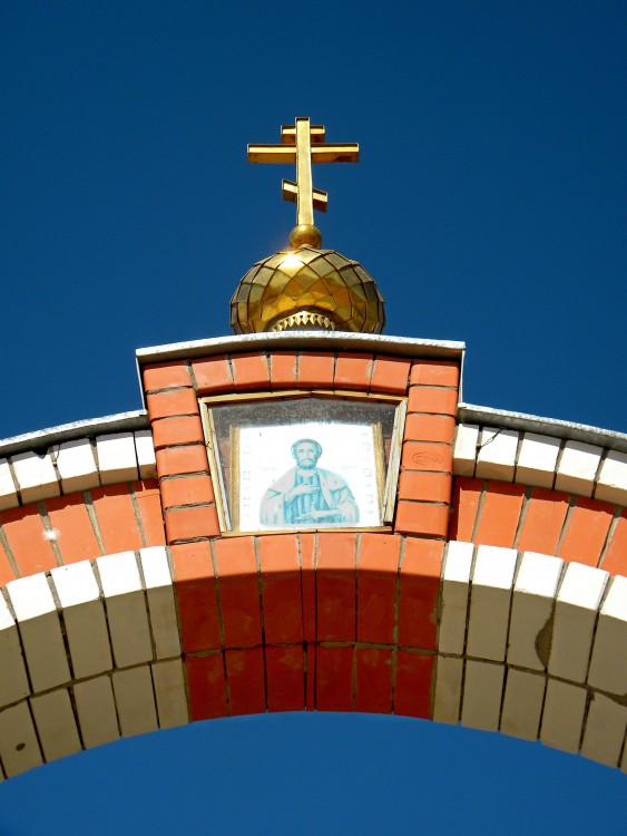 Церковь Александра Невского, Разино (Володарский район, Астраханская область). общий вид в ландшафте, Ворота 