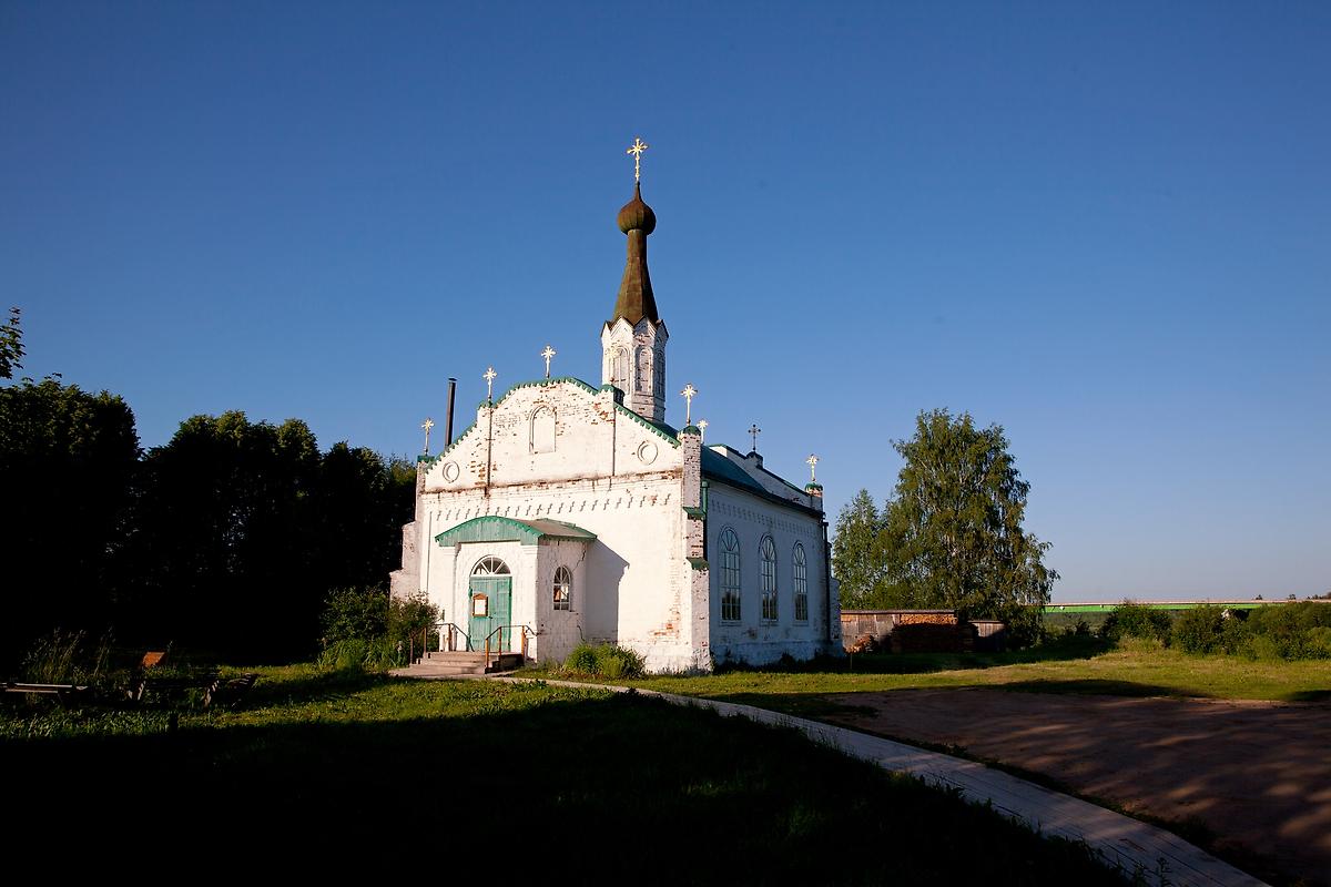 общий вид в ландшафте. Церковь Александра Невского, Кичменгский Городок (Кичменгско-Городецкий район, Вологодская область)