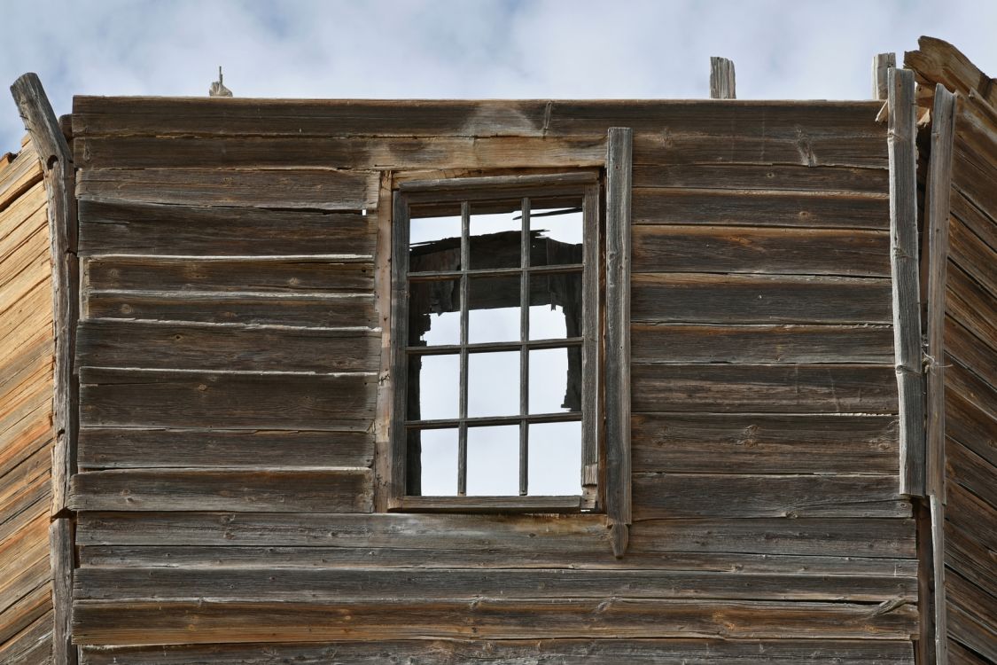 Церковь Покрова Пресвятой Богородицы, Ивановка (Енотаевский район, Астраханская область). архитектурные детали, Окно на южном фасаде восьмерика