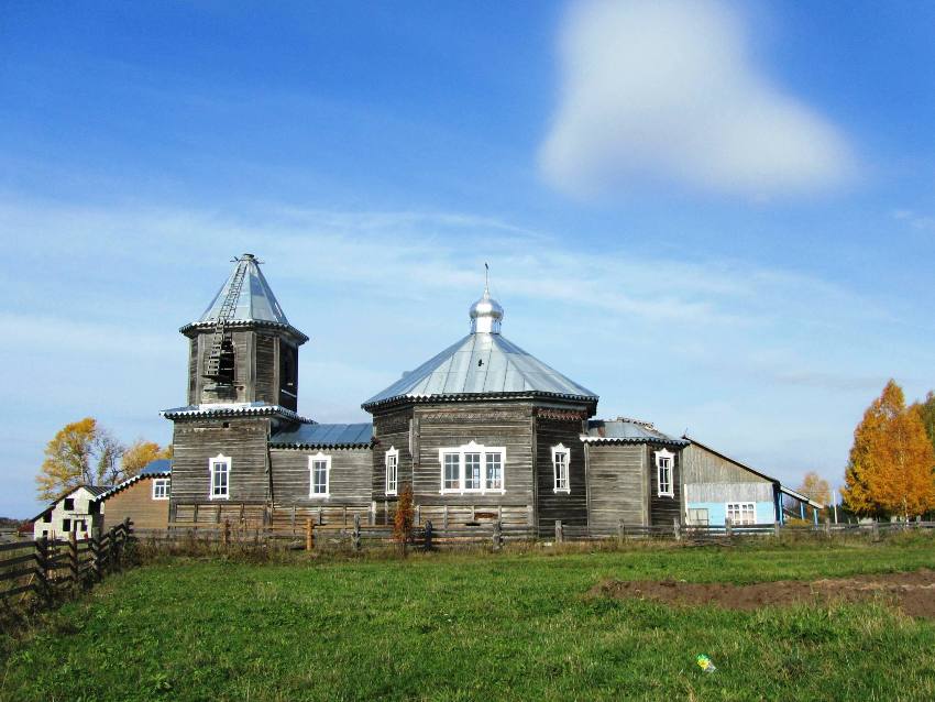 Вологодская область, Кичменгско-Городецкий район, Еловино. Церковь Космы и Дамиана, фотография. общий вид в ландшафте, вид с юга