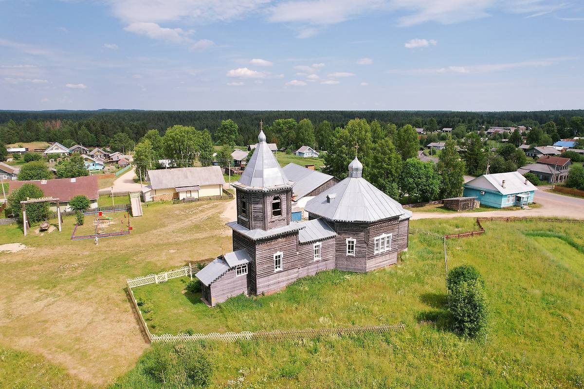 общий вид в ландшафте. Церковь Космы и Дамиана, Еловино (Кичменгско-Городецкий район, Вологодская область)