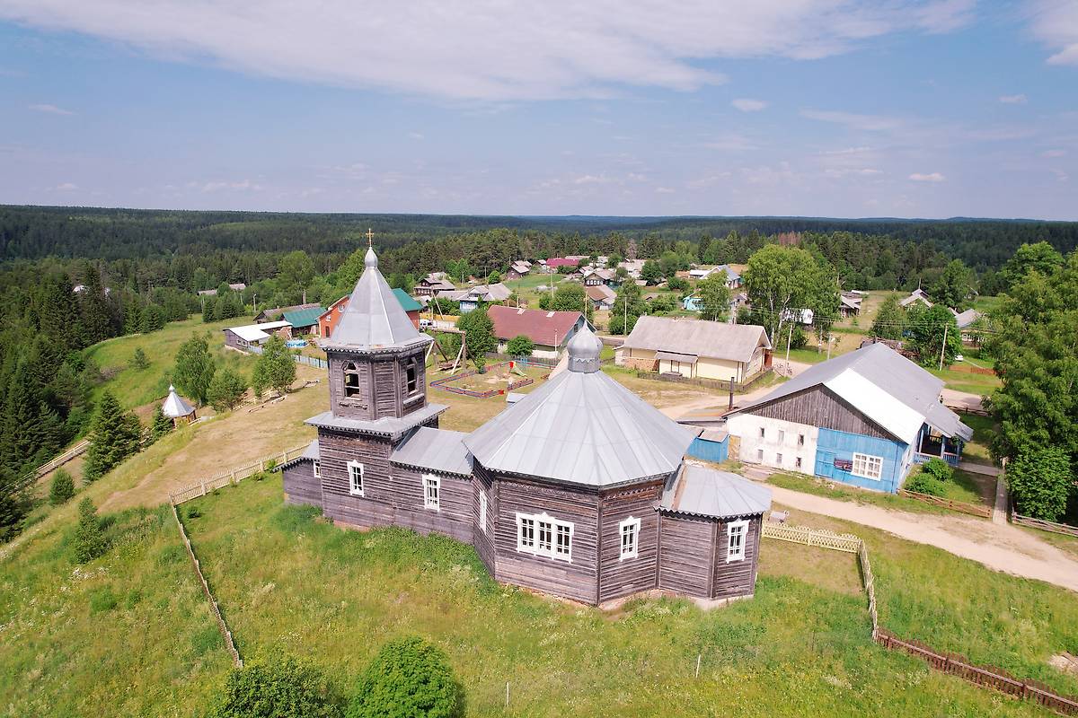 общий вид в ландшафте. Церковь Космы и Дамиана, Еловино (Кичменгско-Городецкий район, Вологодская область)