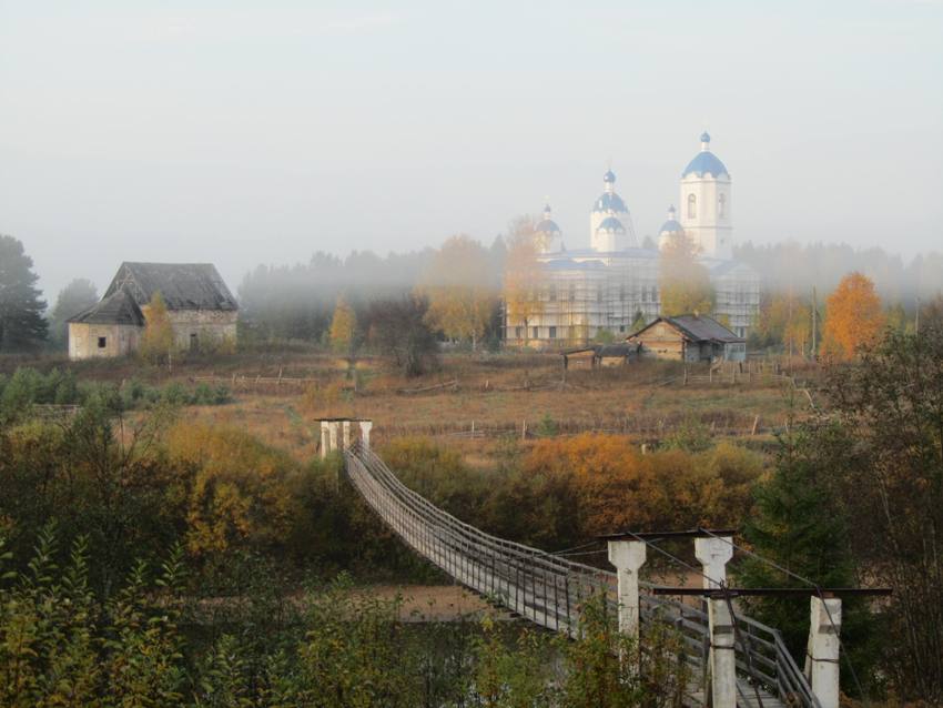 Лоха. Церковь Введения во храм Пресвятой Богородицы (новая). общий вид в ландшафте, Вид с правого берега р.Юг. Слева - старая Введенская церковь.