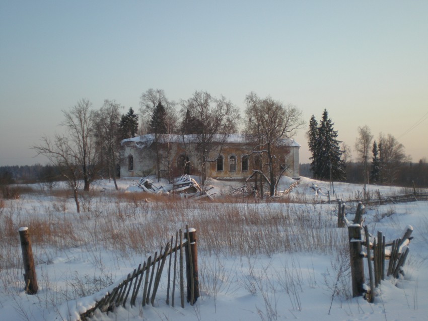 Церковь Покрова Пресвятой Богородицы, Бель (Валдайский район, Новгородская область). общий вид в ландшафте