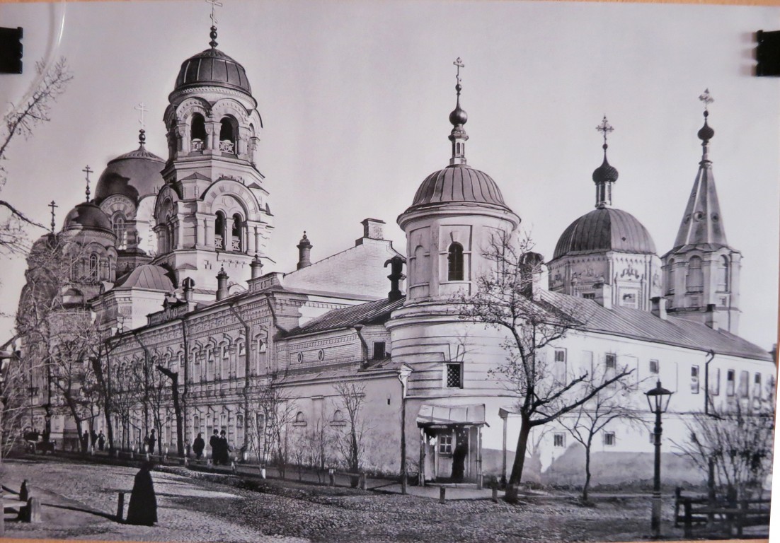Крестовоздвиженский монастырь, Саратов (Саратов, город, Саратовская область). архивная фотография, Крестовоздвиженский женский монастырь.Крестовоздвиженская церковь(справа год постройки 1740) Николаевская церковь(слева год постройки 1903) фото 1903 год.книга 