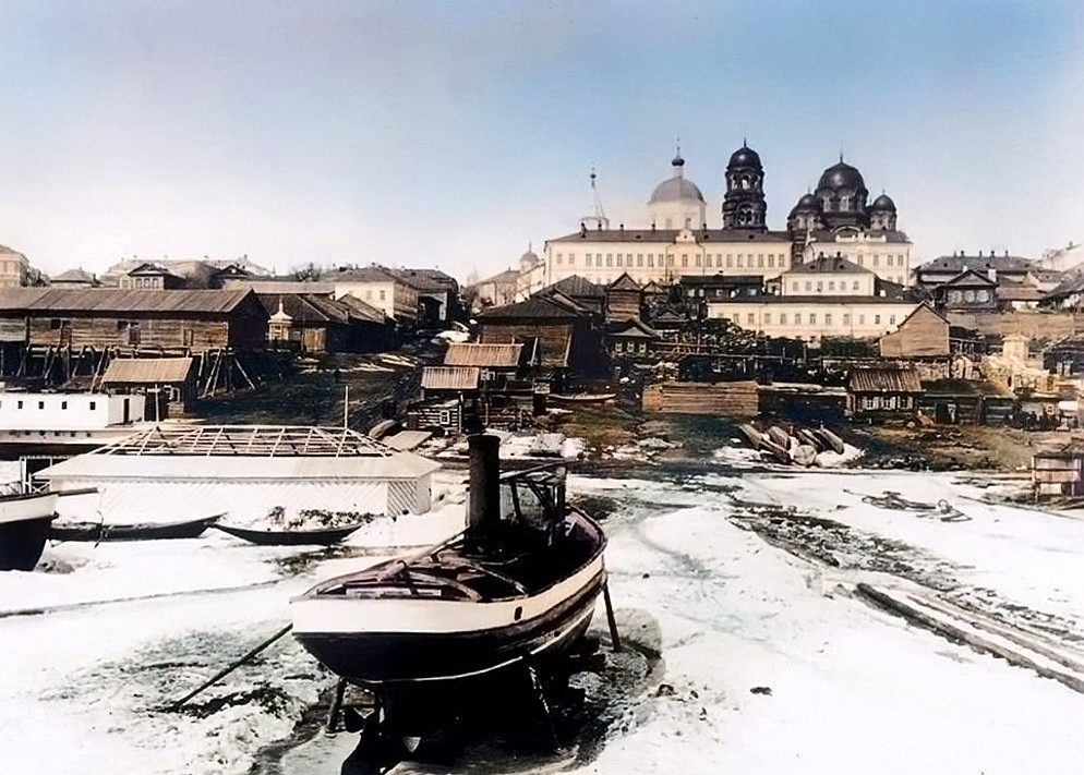 Крестовоздвиженский монастырь, Саратов (Саратов, город, Саратовская область). архивная фотография, Раскрашенная фотография с видом Крестовоздвиженского монастыря от замёрзшей Волги, выполненная в 1910-х гг.