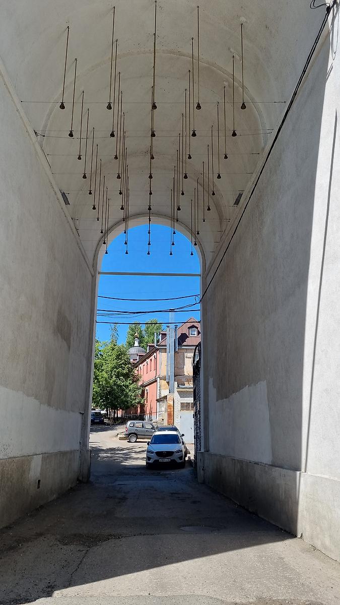 Арка-звонница. Арка с колокольчиками в память о расформированном в 1919 году Крестовоздвиженском монастыре была создана в 2016 году в рамках проекта "Порталы истории" на набережной Космонавтов, 6. В арке установлены 50 валдайских колокольчиков, которые управляются системой "электронный звонарь". Они работают каждый час с 9 утра до 9 вечера., архитектурные детали. Крестовоздвиженский монастырь, Саратов (Саратов, город, Саратовская область)