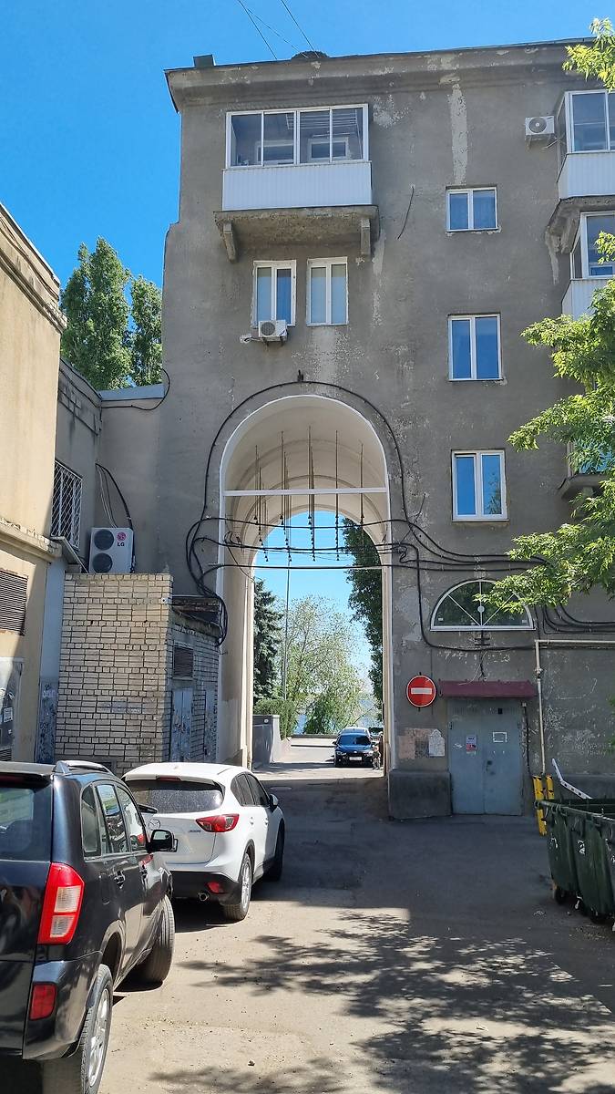 Арка-звонница. Арка с колокольчиками в память о расформированном в 1919 году Крестовоздвиженском монастыре была создана в 2016 году в рамках проекта "Порталы истории" на набережной Космонавтов, 6. В арке установлены 50 валдайских колокольчиков, которые управляются системой "электронный звонарь". Они работают каждый час с 9 утра до 9 вечера., архитектурные детали. Крестовоздвиженский монастырь, Саратов (Саратов, город, Саратовская область)