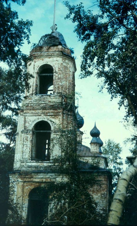 Церковь Покрова Пресвятой Богородицы, Власуново (Любимский район, Ярославская область). фасады, 1996