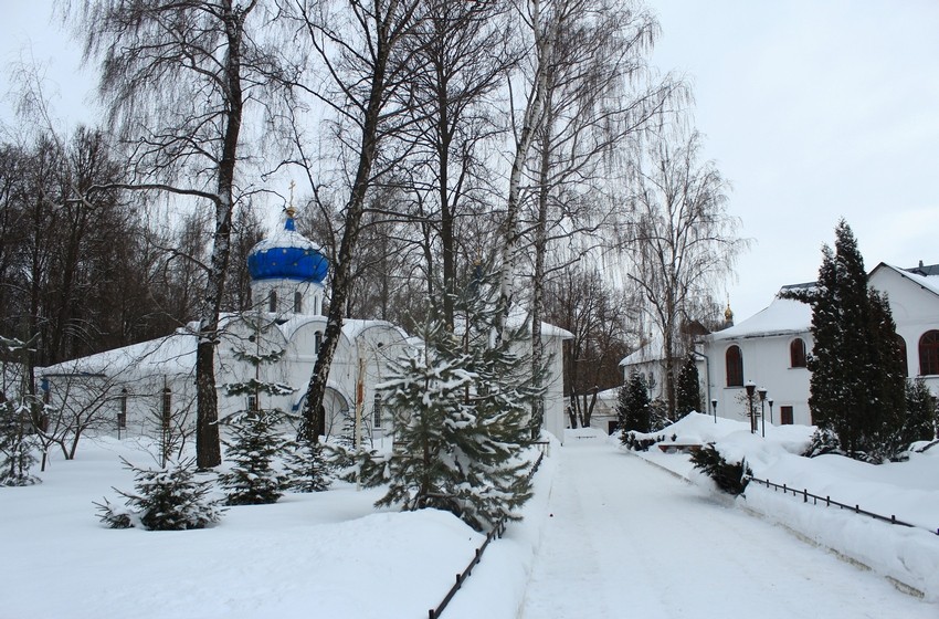 Новомосковск. Успенский мужской монастырь. фасады, Монастырская аллея, вид от северных врат