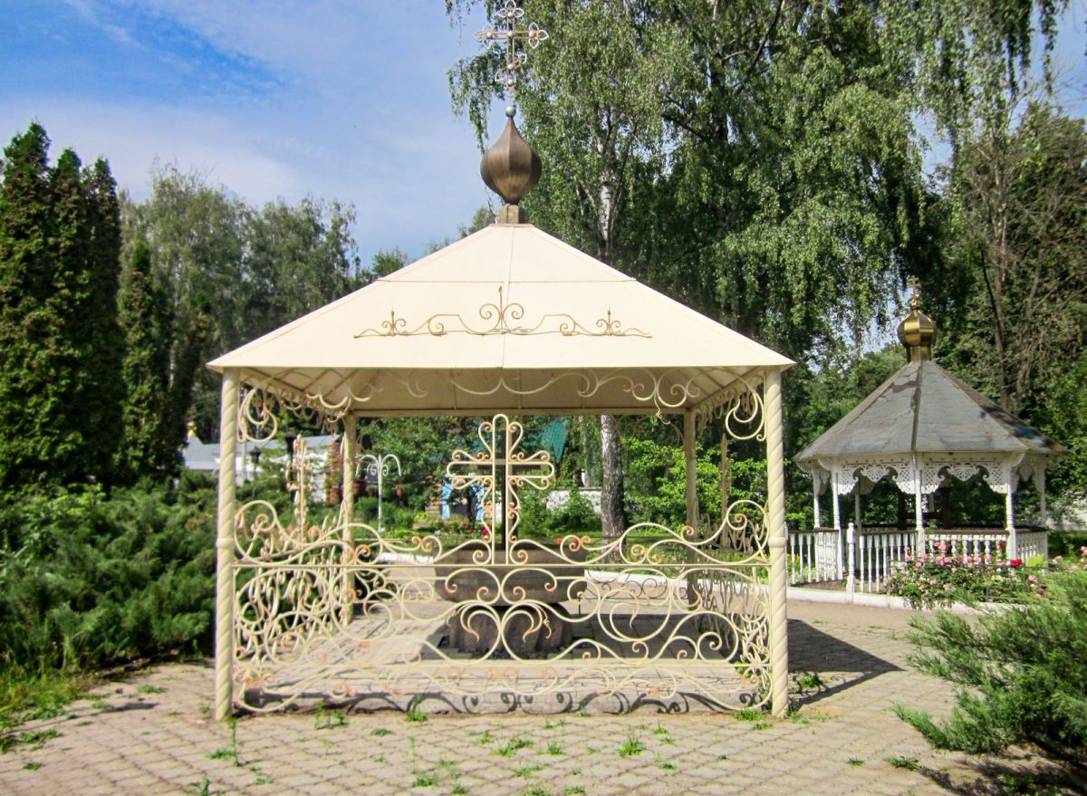 Успенский мужской монастырь, Новомосковск (Новомосковский район, Тульская область). дополнительная информация, Киворий и колодец