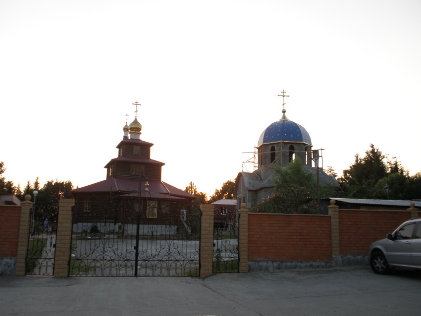 Сочи. Церковь Андрея Первозванного в Заречном. общий вид в ландшафте