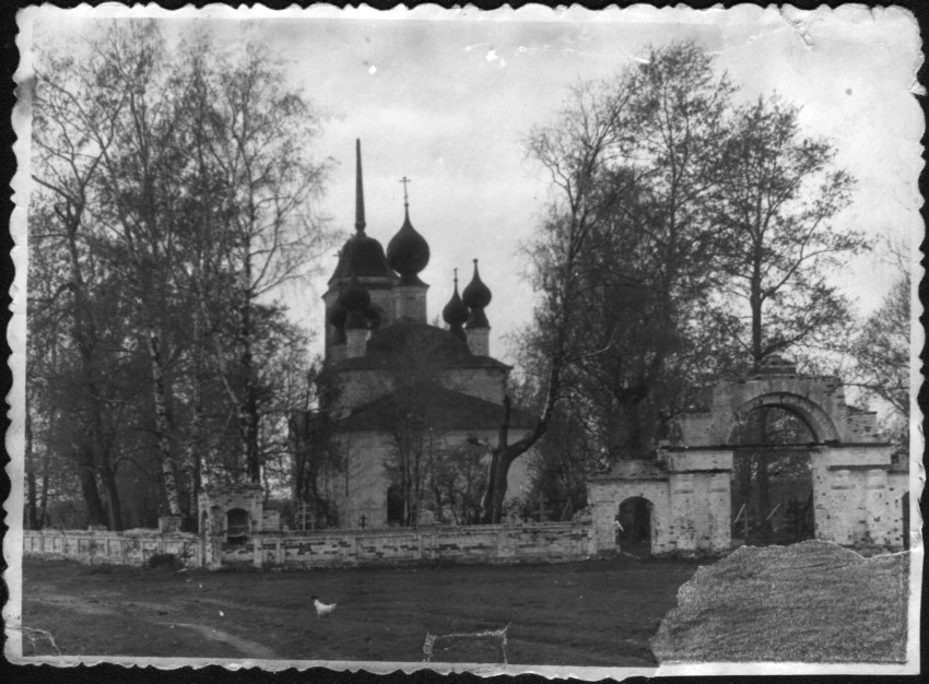Церковь Покрова Пресвятой Богородицы, Власуново (Любимский район, Ярославская область). архивная фотография, Ограда церкви была разобрана в Советское время.
