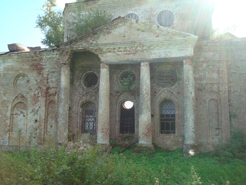 Церковь Покрова Пресвятой Богородицы, Власуново (Любимский район, Ярославская область). архитектурные детали, Фронтон с колоннами на северном фасаде
