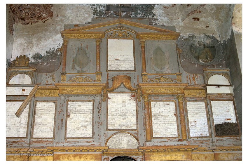 Церковь Смоленской иконы Божией Матери, Хмельники (Борисоглебский район, Ярославская область). интерьер и убранство, Остатки иконостаса