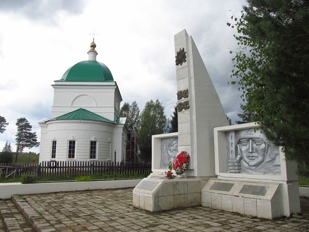 Церковь Спаса Нерукотворного Образа, Холуново (Слободской район, Кировская область). фасады, У Спасской церкви