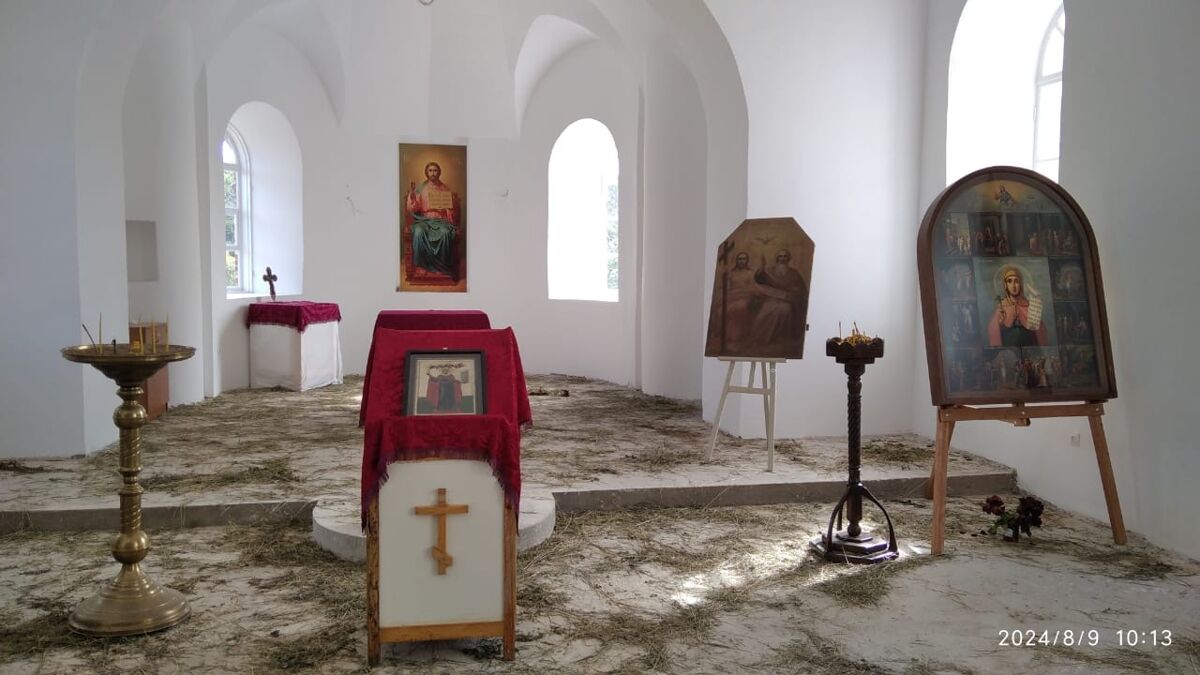 Церковь Параскевы Пятницы, Серафимовка (Боровичский район, Новгородская область). интерьер и убранство, Храм восстанавливается! Ведутся работы по внутренней отделки пределов,, так же установлен купол и крест, на колокольне!