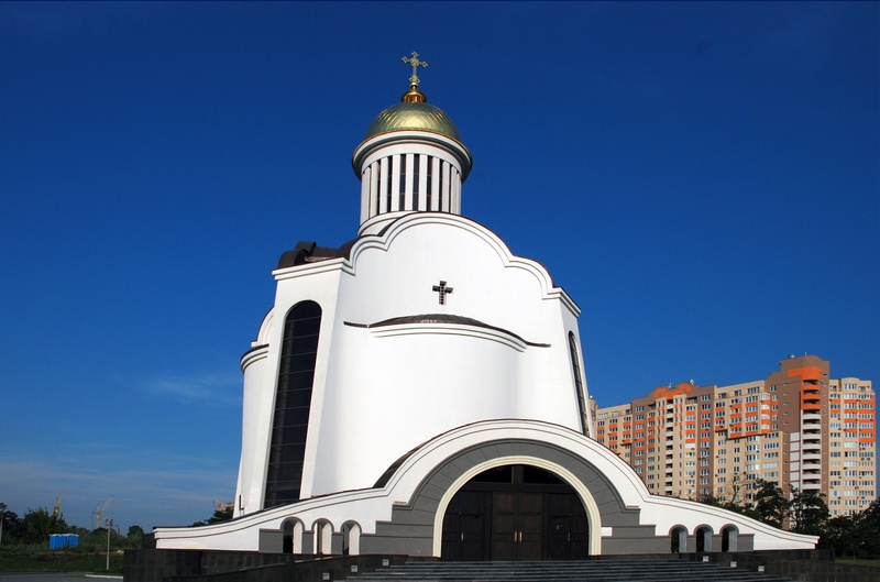 Кафедральный собор Преображения Господня, Теремки-ІІ (Голосеевский район, Украина, г. Киев). общий вид в ландшафте