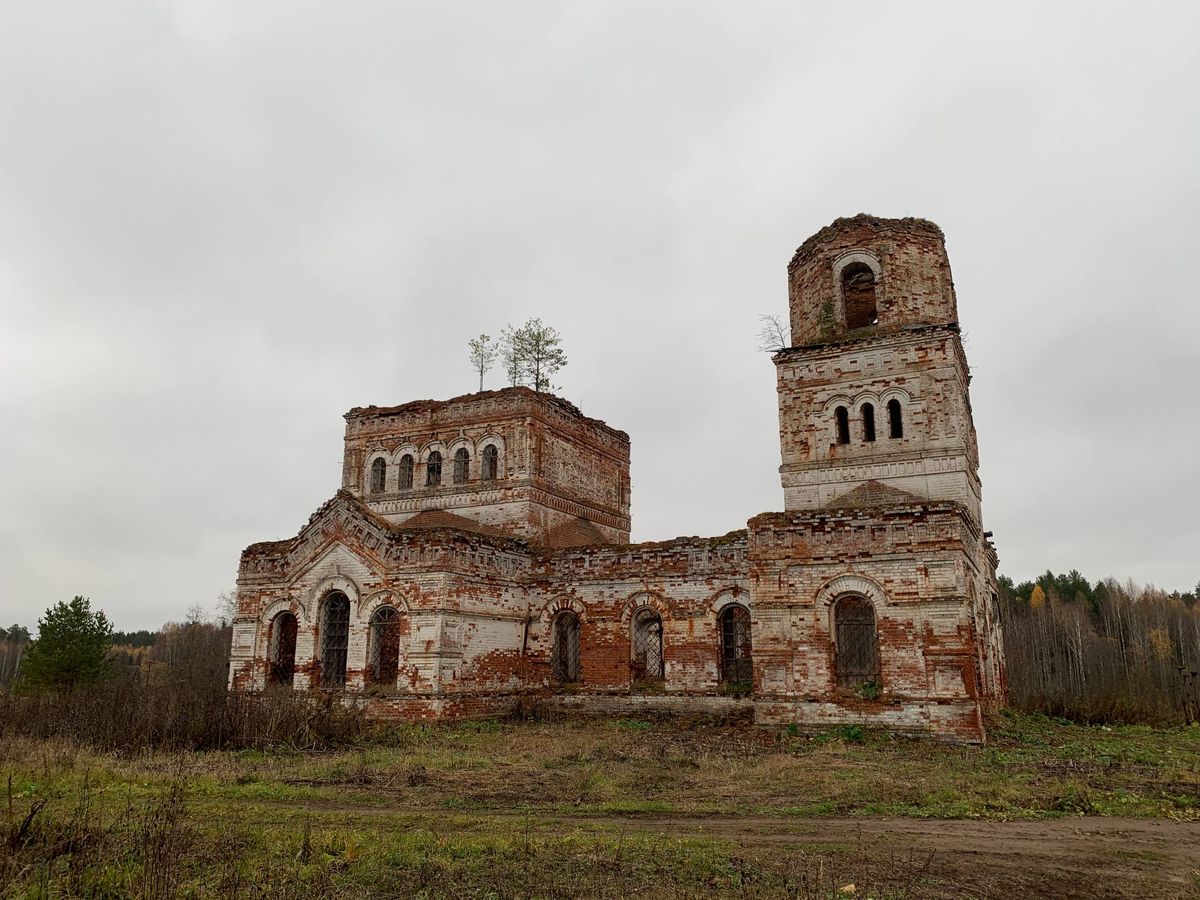 Церковь Димитрия Солунского, Замедянцы, урочище (Слободской район, Кировская область). общий вид в ландшафте