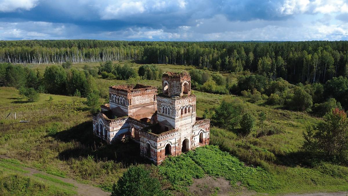 общий вид в ландшафте. Церковь Димитрия Солунского, Замедянцы, урочище (Слободской район, Кировская область)