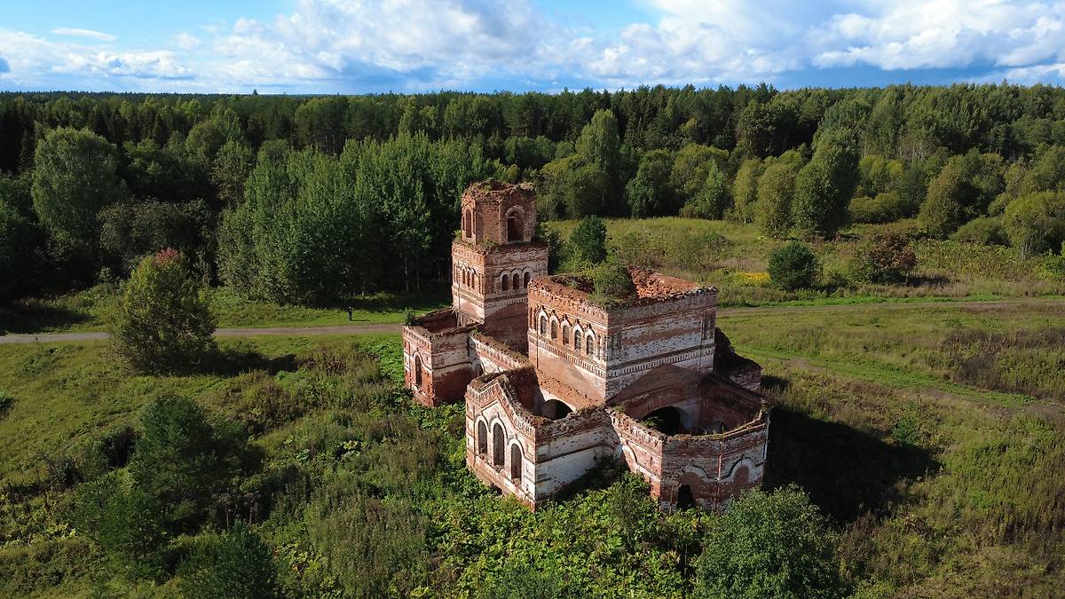 общий вид в ландшафте. Церковь Димитрия Солунского, Замедянцы, урочище (Слободской район, Кировская область)