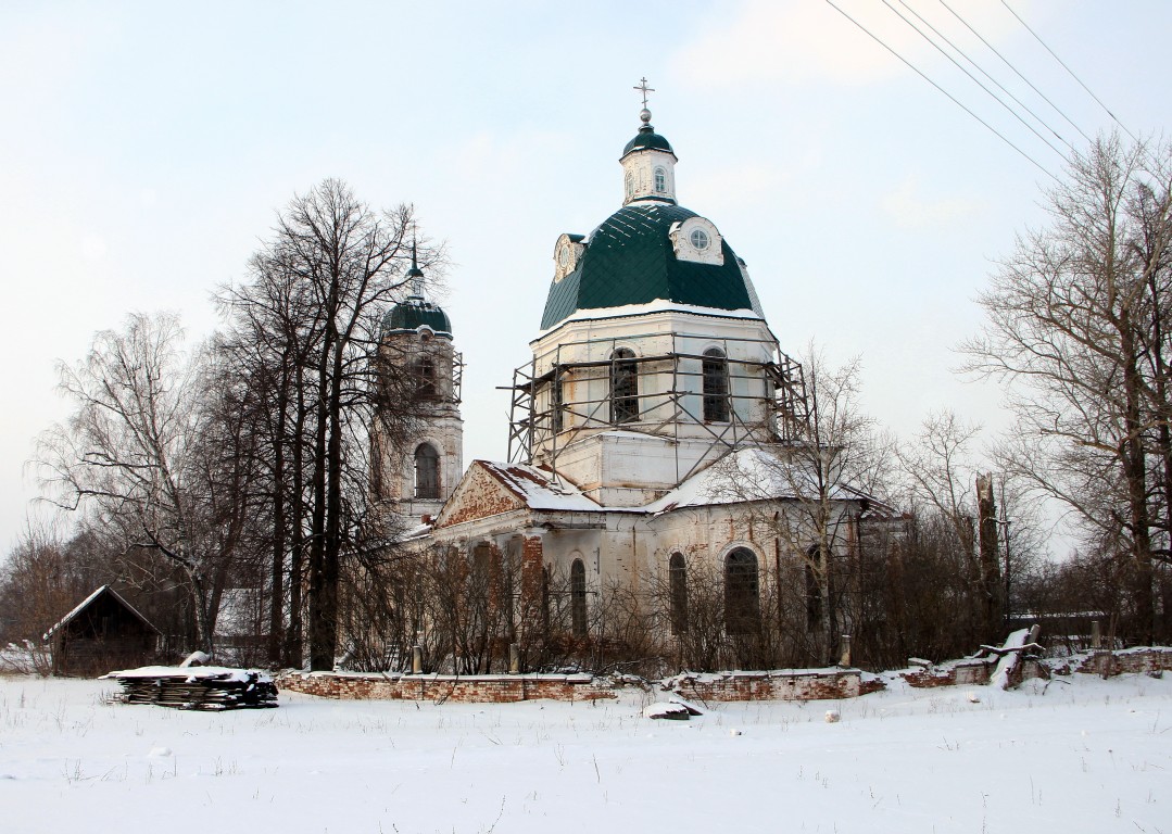 Байса. Церковь Василия Великого. общий вид в ландшафте