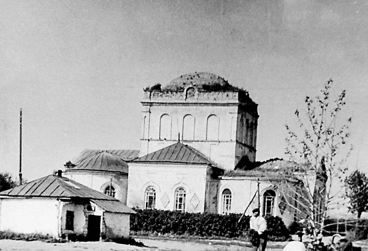 Церковь Космы и Дамиана, Ростоши (Эртильский район, Воронежская область). фасады, Ростоши. Церковь Космы и Дамиана. На момент съёмки в здании располагался сельский клуб.